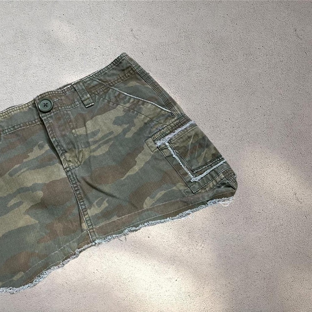 Y2K Old Navy Camo Cargo Mini Skirt // Distressed Raw Hem Grunge 00s - Picture 4 of 6